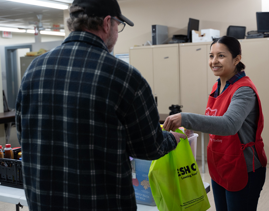 Bénévole à la banque alimentaire