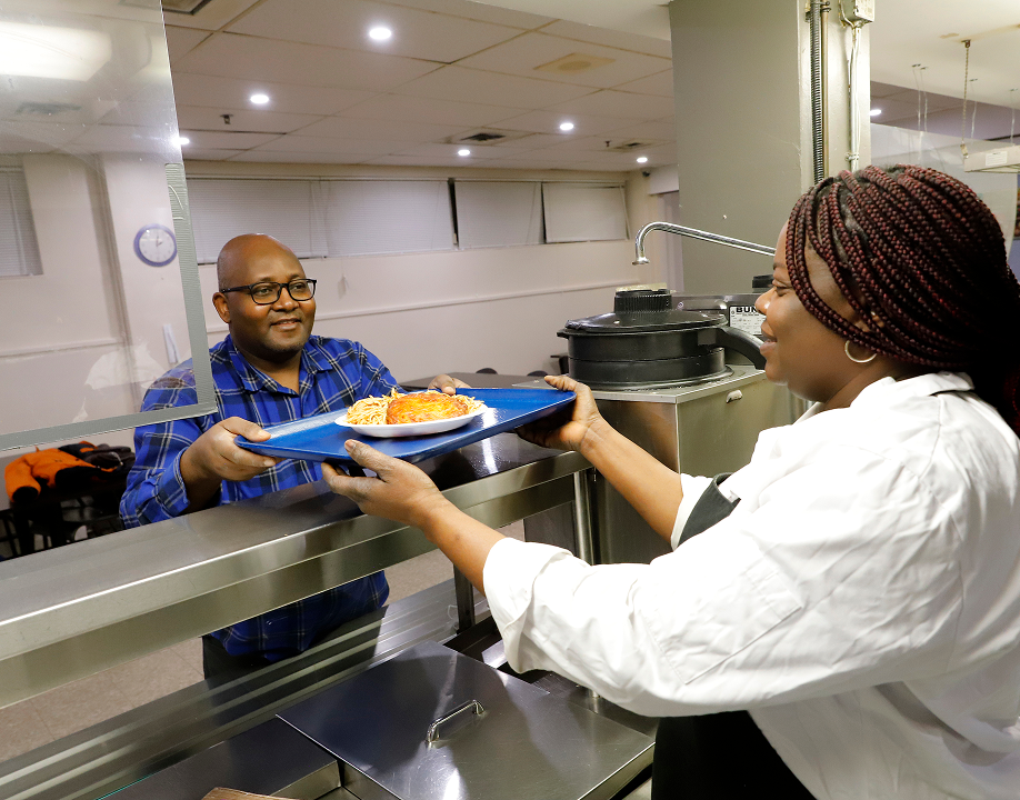 Bénévole aux services alimentaires